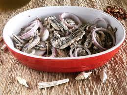 Fare il secondo strato di acciughe, mettere un'altro poco di sale e di cipolla e del peperoncino. Acciughe Cotte In Aceto