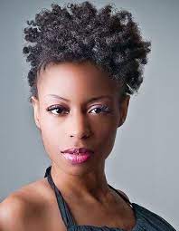 La poudre decolorante oro therapy et une poudre professionel de haute qualite utiliser par grand nombre de professionel en salon de coiffure.la poudre bleu decolorante oro therapy est adapte pour les cheveux meches, decolores et pour toutes techniques de decoloration. Coiffure Naturelle Africaine 25 Idees De Coiffures Naturelles Pour Se Sentir Belle Elle