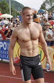 De vereniging is ideaal voor zowel toerroeiers als wedstrijdroeiers.de vereniging heeft zo'n 230 leden, in leeftijd varierend van 10 to 80 jaar. Hans Van Alphen Belgian Olympic Team Decathlon Decathlon Track And Field Athlete Athlete