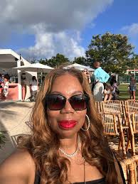 Hi all, I'm Sabrina Ramonov 🍄 👋 AI education influencer with 600k+  followers, Forbes 30x30, and previously sold my AI company for over $10M.  I'm looking to meet more amazing women entrepreneurs!!