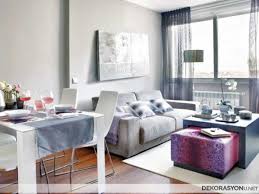 Mutfakta geniş bir alan bırakılması açısından daha küçük masa seçilebilir. Kucuk Salon Icin Gri Renk Yemek Odasi Ev Dekorasyonu