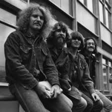 Their members consisted of vocalist/lead guitarist john fogerty , his brother and rhythm guitarist tom fogerty, bassist stu cook, and drummer doug clifford. Creedence Clearwater Revival Alben Songs Playlists Auf Deezer Horen