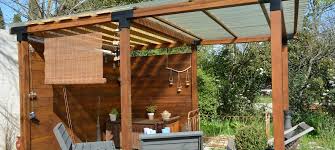 Il s'agit d'une installation qui vous permet d'aménager une terrasse en zone ombragée. Fabriquer Une Pergola En Bois Soi Meme L Atelier By Brico Prive