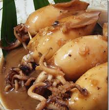 #ketupat #sotong #ketupatsotong atau juga dikenali sebagai #sotongsumbat adalah sotong yang disumbat dengan #pulut yang dimasak dalam santan pekat. Facebook