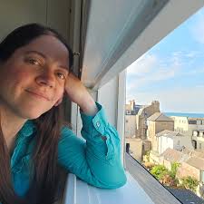 Happy #historymirrormonday ! I managed to get this picture of both the  front and back of the frizzed style @ladykatehs helped me create. This was  the second hairstyle we tried. The hair