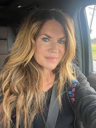 Lindsay Gunn's Instagram, Twitter & Facebook