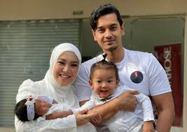 Raf, 32, yang juga adik penyanyi dan cef selebriti, datuk fazley adalah seorang usahawan, pelakon, pengacara dan model. Jarang Upload Foto Bersama Anak Tiri Mawar Rashid Minta Netizen Tak Menggelabah Saya Sayang Mereka Allah Sahaja Yang Tahu Hiburan Mstar