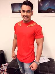 Oh tuhan kuatkan hatiku untuukku lupakan dirinya biarpun diriku tak sanggup untukku. Sabhi Saddi Tampil Dengan Imej Sado