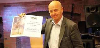 Ondřej neff (born june 26, 1945 in prague ) is a czech writer of science fiction literature, journalist and editor of the online daily neviditelný pes ( invisible dog , since 2005 together with lidovky.cz. Uz Se Toleruje Jen Dobro Ondrej Neff Velmi Vazne O Cenzure Parlamentnilisty Cz Politika Ze Vsech Stran