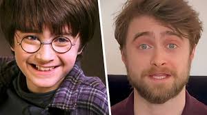 Annesi ve babasını trafik kazasında kaybettiğini sanan harry potter'ın ailesi hakkındaki gerçekleri eniştesi ve teyzesi bilmektedir. Daniel Radcliffe Harry Potter Ve Felsefe Tasi Ni Okuyacak