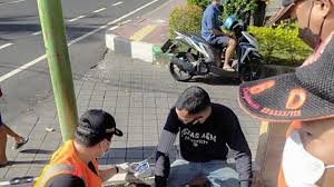 Tandamata untuk negeri official instagram account bank bjb bank bjb terdaftar & diawasi ojk pengaduan keluhan: Kena Phk Pemuda Ini Jalan Kaki Dari Lombok Ke Jember Kelelahan Dan Pingsan Di Denpasar Tribun Jabar