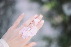 Mythos Weisse Flecken Auf Fingernageln Wir Klaren Auf Zentraldrogerie