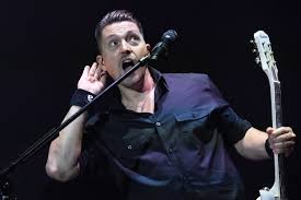 The latest tweets from kovács ákos (@akoskovacsme). Kituntettek A Ner Kedvenc Zenei Eloadoit Koztuk Akost Es Nagy Ferot Magyar Narancs