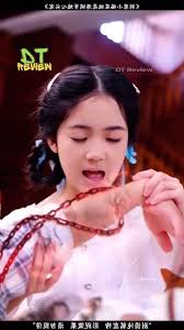 Ang batang babae ay aksidenteng nakakita sa isang mayamang binata na  nakagapos sa isang itim na kadena!