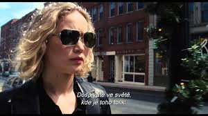 Recenze: Ve hvězdně obsazeném filmu Joy za americký sen bojuje zázračný mop 