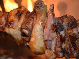 La ricetta dello spiedo bresciano è a base totalmente di carne, fatto salvo per alcune eccezioni come le patate e le foglie di salvia di provenienza locale che si usa mettere tra un pezzo e l'altro per dare quel tocco pungente al sapore della carne. Spiedo Di Carni Miste Con Polenta Da Tullio