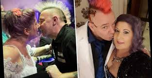 My wife does my hair, it takes two hours every day. Peter Wright S Hairdresser Wife Joanne Spends Two Hours A Day Sculpting Pdc World Darts Champion S Famous Mohawk The Sun Fashionbehindthescene