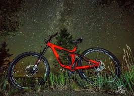 A Sweet Giant Shot With The Night Sky By Shreddyshots And Mooseindahouse Giant Bikes Bike Photo Pink Bike