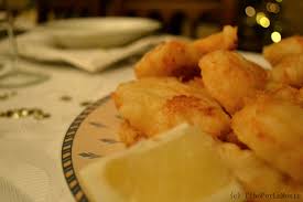 Baccalã ammollato 1 uovo farina 1/2 bicchiere vino bianco olio per friggere olio di oliva sale e pepe preparazione preparate una pastella mescolando l`uovo con 6 cucchiai di farina, il vino 3 cucchiai di olio di lasciate riposare per mezz`ora, quindi friggete i pezzi di baccalã in abbondante olio caldo. Bocconcini Di Baccala Indorati E Fritti Cibo Per La Mente