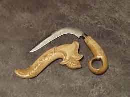 Membuat pisau kerambit bahan dari per mobil pisau ini sangat unik sekali, bentuknya pun hampir beberapa jenis kerambit tradisional khas indonesia dengan berbagai ukuran dan bentuk bilahnya. Kerambit Senjata Paling Mematikan Di Dunia Asli Dari Indoneisa