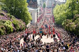 Bli medlem i gruppen og få tips, råd og nyttig informasjon om hva som skje. Oslo Norwegen 17 Mai 2014 Nationaler Tag In Norwegen Konigliche Familiengrutze Norweger Aus Konigsbalkon Lizenzfreie Fotos Bilder Und Stock Fotografie Image 76119119