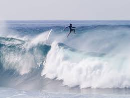هاواي راكب أمواج يسقط عن لوحه أمام موجة كبيرة في الشاطئ الشمالي من أوهايو في هاواي Photo Pictures Surfer