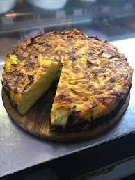 In questa ricetta della frittata di cipolle e patate abbiamo calcolato un dosaggio per 4 persone, ma, se volete preparare una frittata di patate al forno più grande, dovete utilizzare quattro patate più grandi, otto uova e una cipolla intera, in modo da poter servire la frittata ad 8 persone. Frittata Di Patate E Cipolle Picture Of O Famo Strano Rome Tripadvisor