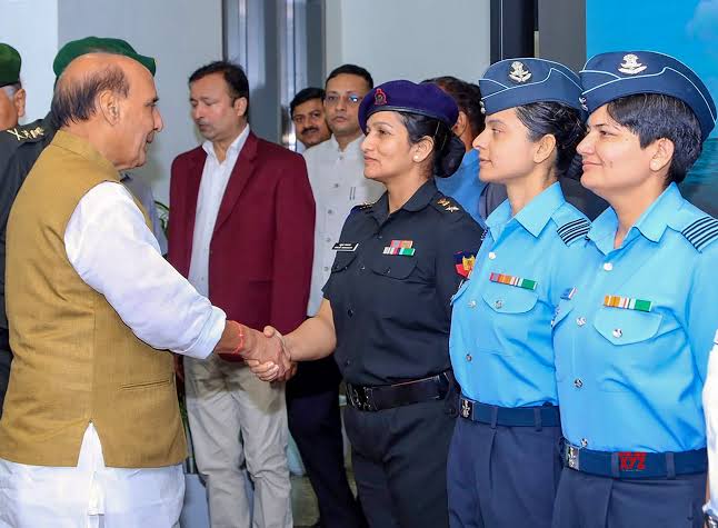 New Delhi: Rajnath Singh felicitates IASV Triveni crew #Gallery - Social  News XYZ