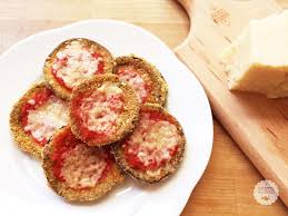 Buonasera a tutti, finalmente è arrivata la primavera e sinceramente a pranzo siamo tutti un po' più fiacchi e alla ricerca di sapori leggeri. Pizzette Di Melanzane Croccanti Al Forno Ricette Al Volo