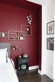 Dans cette chambre peindre le plafond d une couleur plus foncee que les murs a permis d equilibrer les propor idee chambre peinture chambre peindre un plafond. Un Mur Rouge Et Chic Pour La Chambre De Nathalie En 2020 Idee Couleur Chambre Deco Chambre Couleur Rouge Chambre