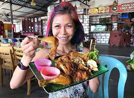 Setiap hari 200 ekor ayam akan sold out. Ayam Golek 5 Bintang Pantai Dalam Delicious Smoky Chicken Rebecca Saw