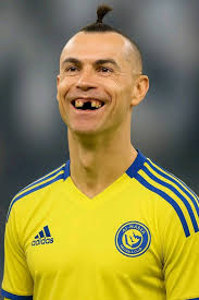 Hasta en eso hay niveles , a Messi lo entrevista un campeón del mundo a  cristiano su amigovio al que sienta en sus piernas!