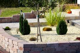 Gartengestaltung mit zierkies kies und steinen euregio im bild a ideen bilder wohnzimmerideen hausbauen gartenideen gart outdoor decor outdoor fountain. Vorgarten Mit Grasern Und Kies Gestalten Schone Ideen
