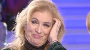 Iva zanicchi è stata intervistata a domenica in e ha ironizzato (forse eccedendo) sul coronavirus: Iva Zanicchi Ci Riprova Con La Dieta Lemme Ho Gia Perso Sette Chili Ilgiornale It