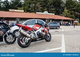 Взгляд со стороны нового двигателя Dyno Deltabox Ii Yamaha спорта  припаркованного на специальном потоке Редакционное Стоковое Фото -  изображение насчитывающей корабль, двигатель: 214840868