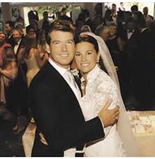 Nach zehn gemeinsamen jahren gehen sie ab. Keely Shaye Smitj And Hubby Pierce Brosnan Celebrity Wedding Photos Celebrity Weddings Celebs
