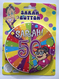 Wij hebben veel verschillende sarah slingers en sarah decoratie te koop, zoals sarah maskers, een sarah opvulpop, sarah ballonnen, sarah vlaggen, en nog veel meer.! Bol Com Sarah Button 50 Jaar 12 Cm Met Veiligheidsspeld Bevestiging