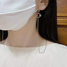 韓国でトレンドの マスクチェーン でマスク姿もおしゃれにかわいく bebe ベベ 韓国トレンド情報サイト チェーン マスク トレンド