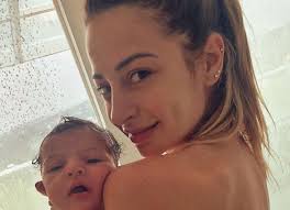 Projota pesou na mão contra participante que era seu fã o rapper projota teve uma passagem polêmica na esdição deste. Mulher De Projota Posa Com A Filha No Chuveiro E Planeja Mais Bebes Quero Tres Quem Quem News