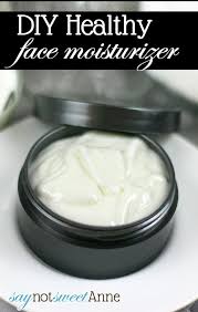 Une Creme Hydratante Maison Parfaite Pour Le Visage Diy Facial Moisturizer Natural Face Moisturizer Healthy Face