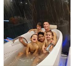 رونالدو ينشر صورة خاصة تجمعه بأطفاله في حمام منزله صورة