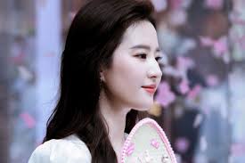 Lưu Diệc Phi xuất hiện tại Vũ Hán, thu hút đông đảo fan hâm mộ giữa trời  nắng nóng