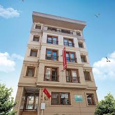 Ideal öğrenci yurdu fazla temiz ve düzenli olmamalıdır ki öğrenci baba evinde olduğu hissine kapılmasın. Fatih Vatan Erkek Ogrenci Yurdu Sabiha Hanim Ogrenci Yurtlari