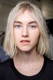 Das lockert die frisur etwas auf und schenkt zusätzliches volumen in den haaren. Diese 3 Frisuren Machen Ein Schmales Gesicht