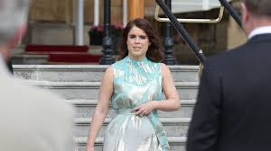 She is the younger daughter of prince andrew, duke of york, a. Auf Neuen Fotos Sieht Man Prinzessin Eugenies Babybauchlein Promiflash De