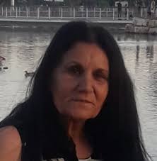 בין פגז להפצצה, הכירו אריה ולאה סגל, בני 101 ו-93 מכפר־סבא. הוא היה המפקד  שלה בהגנה כשנעצרה על ידי המשטרה הבריטית והצליחה לחמוק. כשהיא נסערת מהאירוע,  הוכנסה לאה לאוהל של המפקד: "שעתיים