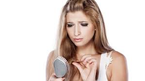 Questo cambiamento ormonale nel 50% circa delle neomamme causa la perdita dei capelli dopo il parto, mediamente dalle 6 alle 12 settimane dopo. Caduta Dei Capelli Un Altra Conseguenza Che Lascia Il Covid 19 Bimbisaniebelli It