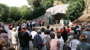 Dates et horaires des célébrations à travers le diocèse de cahors. Les Pelerins En Procession Jusqu A La Grotte Apres La Messe De L Assomption
