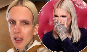 (born november 15, 1985), known professionally as jeffree star, is an american entrepreneur, make up artist, youtuber, singer, and the founder and owner of jeffree star cosmetics. Youtuber Jeffree Star Reveals He Split With Boyfriend In Emotional New Video Daily Mail Online