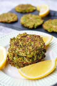 Brokkoli Taler Mit Parmesan Ein Gesunder Snack Fur Kinder Rezept Gesunde Snacks Gesunde Snacks Rezepte Fingerfood Rezepte